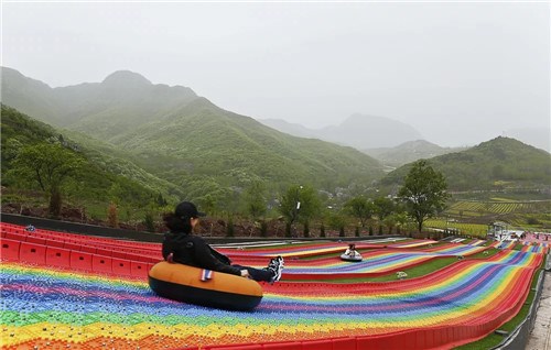 潍城彩虹滑草场